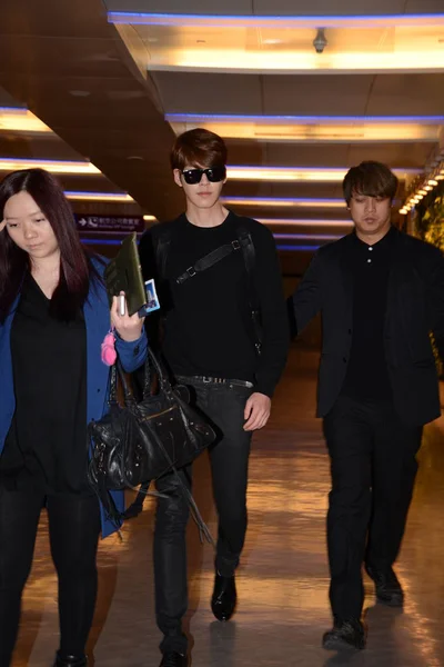 2014 日に台北 韓国に戻る前に台湾桃園国際空港に到着した韓国の人気俳優キム ウビン センター — ストック写真