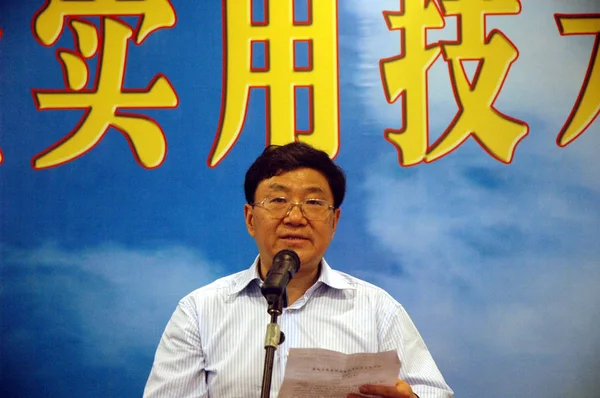 2010년 충칭에서 회의에서 시웨이 Tan Xiwei 부시장이 연설하고 — 스톡 사진