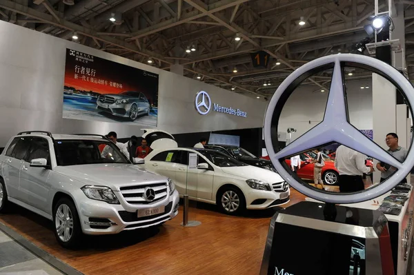 Besökare Tittar Mercedes Benz Cars Bilutställning Weifang City East Chinas — Stockfoto