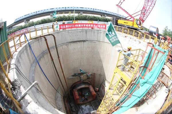 5月7日 工人们成功地为中国上海浦东川沙地区的白龙岗污水厂项目铺设了 米的污水管道 挥舞国旗 — 图库照片