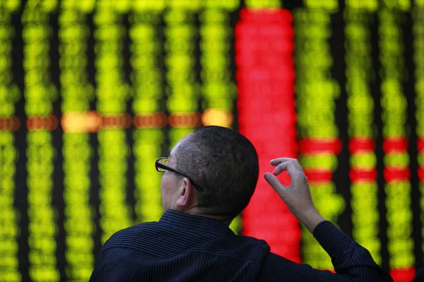 2014 日東中国安徽省淮北市の証券会社の家で 赤の価格上昇 と価格下落のため緑の株式の価格を見て 中国の投資 — ストック写真