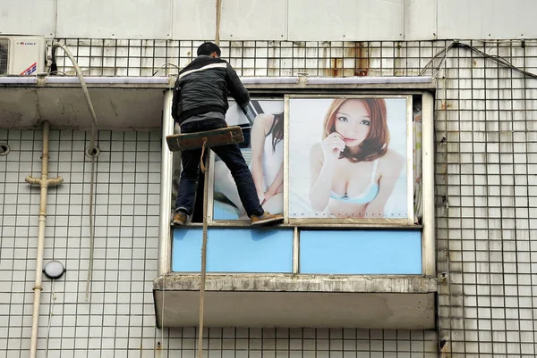 Trabajador Chino Retira Ventanas Con Carteles Mujeres Jóvenes Sexys Centro — Foto de Stock