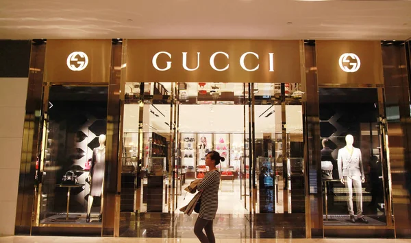 Cliente Passa Por Uma Boutique Luxo Marca Gucci Shopping Center — Fotografia de Stock