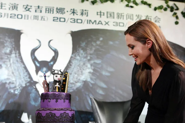 Actriz Estadounidense Angelina Jolie Sonríe Mientras Mira Pastel Durante Una — Foto de Stock
