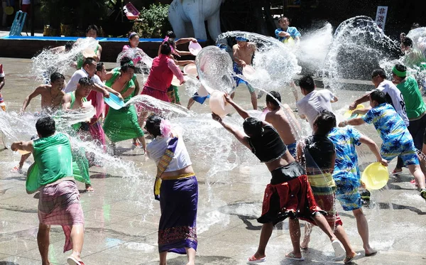 Chinesische Touristen Und Animateure Spritzen Wasser Während Des Wasser Spritzen — Stockfoto