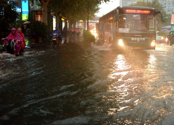 Busz Fut Elárasztott Úton Okozott Heves Esőzések Typhoon Matmo Hangzhou — Stock Fotó