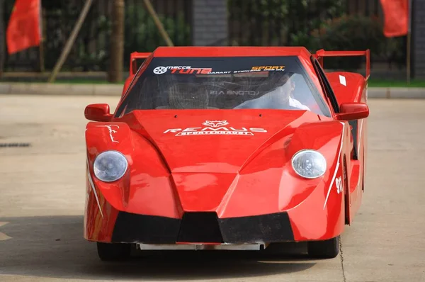 Student Drives Ferrari Car Transformed Beat Santana Four Students Car — Stock Photo, Image