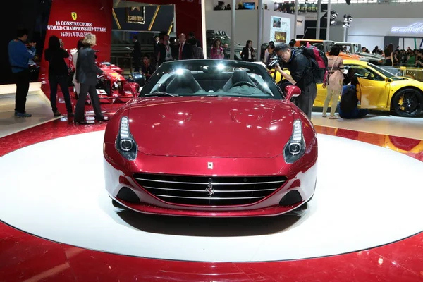 Посетитель Фотографирует Ferrari California Китайской Премьере Время Пекинской Международной Автомобильной — стоковое фото