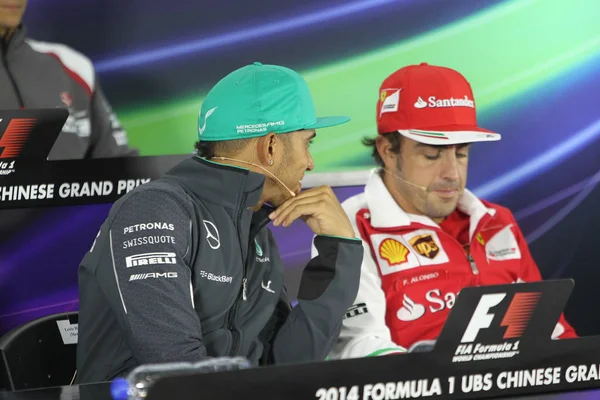Pilote Britannique Lewis Hamilton Mercedes Gauche Entretient Avec Pilote Espagnol — Photo