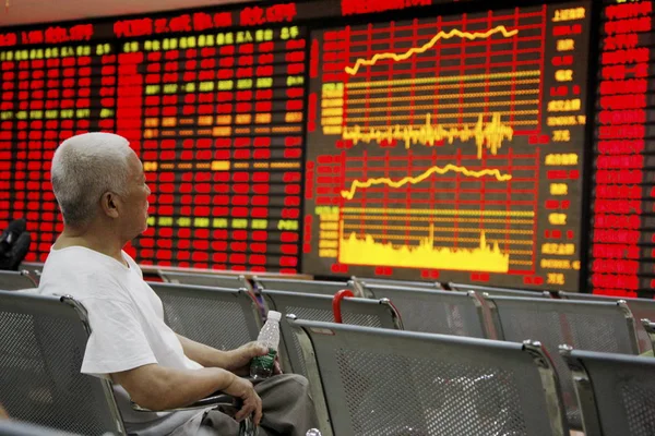 Čínský Investor Dívá Ceny Akcií Červená Pro Cena Stoupá Zelená — Stock fotografie