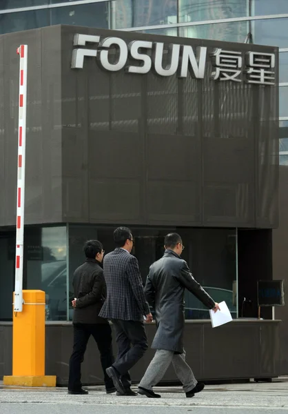 Menschen Gehen Durch Das Tor Hauptsitz Der Fosun Group Shanghai — Stockfoto
