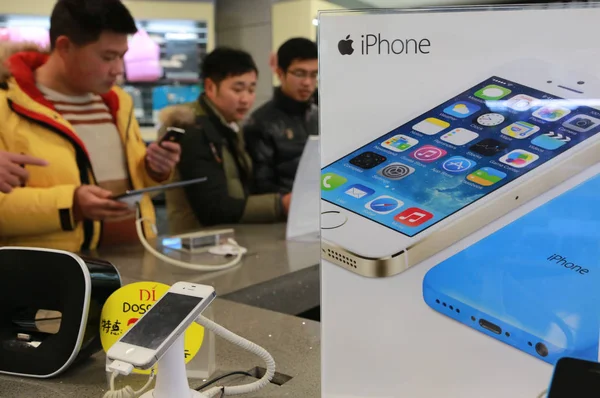 Kínai Vásárlók Próbálja Iphone Okostelefonok Apple Egy Apple Store Ban — Stock Fotó