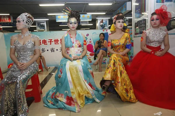 Модели Макияже Костюмах Отдыхают Время Конкурса Городе Лючжоу Южный Китайский — стоковое фото