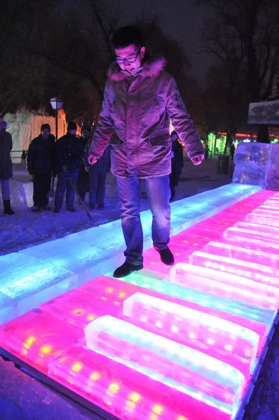 Chinese Visitor Steps Keys Ice Piano 40Th Ice Lantern Garden — Stock Photo, Image