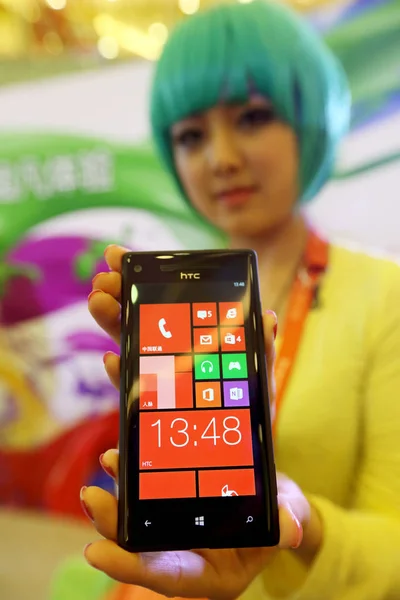 Een Smartphone Van Htc Een Winkelcentrum Peking China Januari 2013 — Stockfoto