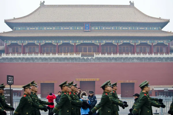 2014년 베이징의 자금성으로알려진 박물관 밖에서 준군사 경찰관이 순찰하고 — 스톡 사진