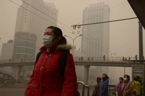 Chinese Passagiers Dragen Van Gezichtsmaskers Wachten Bij Een Bushalte Zware — Stockfoto