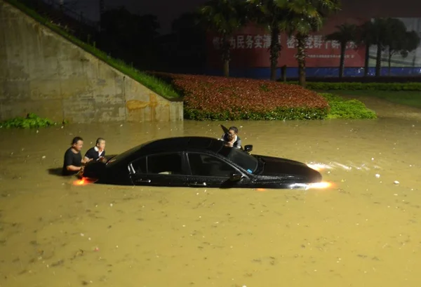 Local Residents Push Car Flooded Street Caused Heavy Rainstorm Economic — Stock Photo, Image