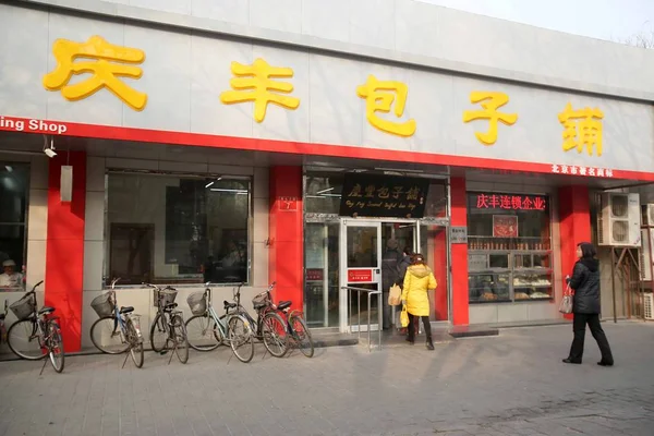 2014년 19일 베이징에서 시진핑 국가주석이 12월 점심을 청풍찐만두 가게에 들어서고 — 스톡 사진