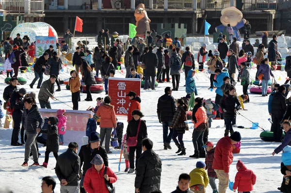Tatilciler Pekin Yeni Yıl Günü Longtan Park Longtan Buz Kar — Stok fotoğraf