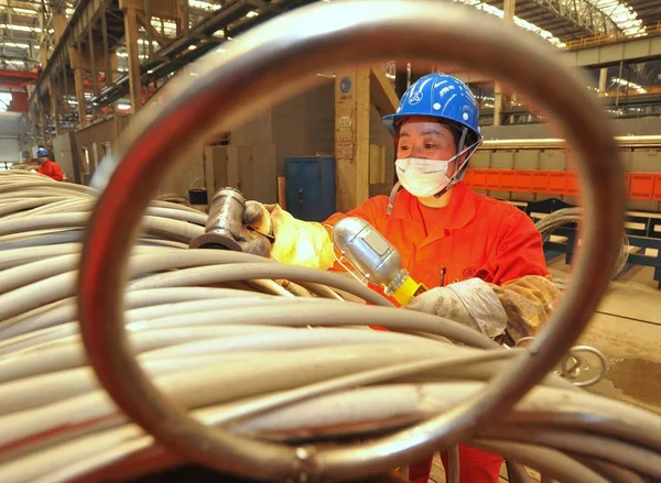 Trabajador Chino Pule Productos Acero Inoxidable Una Planta Dongbei Special — Foto de Stock