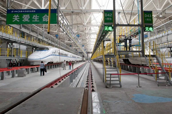 Látogatók Nézd Meg Crh Kínai Vasúti Nagysebességű Vonat Egy Karbantartó — Stock Fotó