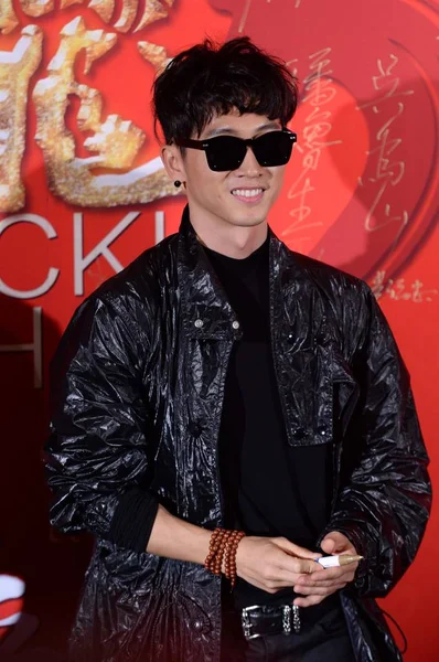 韓国歌手チャン ヒョク ポーズ彼が 2014 日香港カンフー スーパー スター ジャッキー チェン 北京での — ストック写真