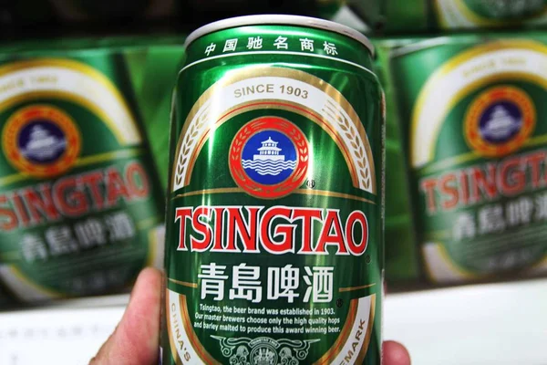 Ένας Πελάτης Αγοράζει Ένα Κουτάκι Μπύρας Tsingtao Της Ζυθοποιίας Tsingtao — Φωτογραφία Αρχείου