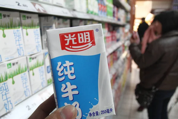 Покупатель Покупает Коробку Чистого Молока Bright Daewoo Дочерней Компании Bright — стоковое фото