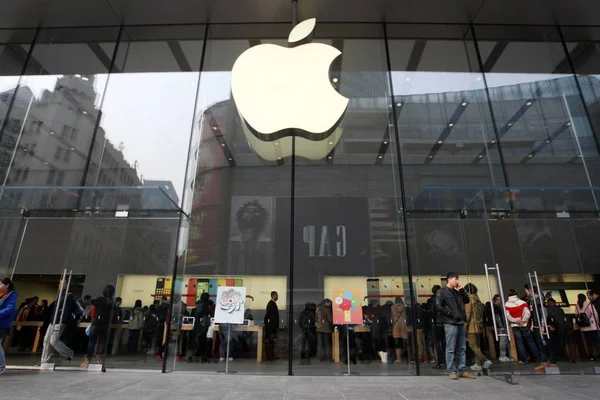 Клиенты Опробовали Электронную Продукцию Apple Store Торговой Улице Nanjing Road — стоковое фото