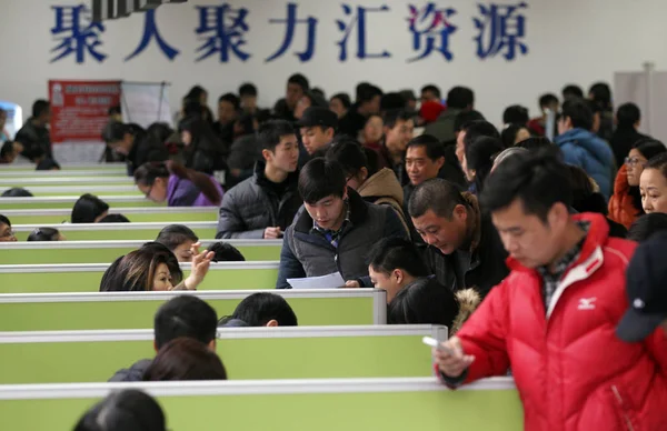 Chinesische Arbeitssuchende Drängen Sich Ständen Auf Einer Jobmesse Der Stadt — Stockfoto