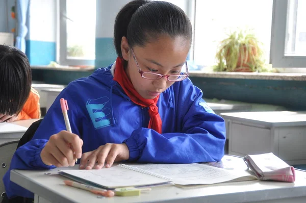 Estudiante Chino Está Tomando Examen Matemáticas Aula Una Escuela Primaria — Foto de Stock