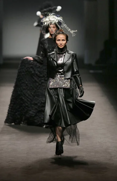 Modellen Weer Nieuwe Creaties Fashion Show Van Cheng Sheme Tijdens — Stockfoto