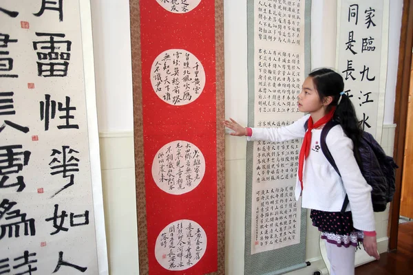 Ein Junger Student Betrachtet Kalligrafie Arbeiten Der Grundschule Die Die — Stockfoto