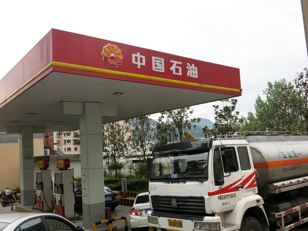 Járművek Sorban Hogy Üzemanyagú Egy Benzinkútnál Cnpc China National Petroleum — Stock Fotó