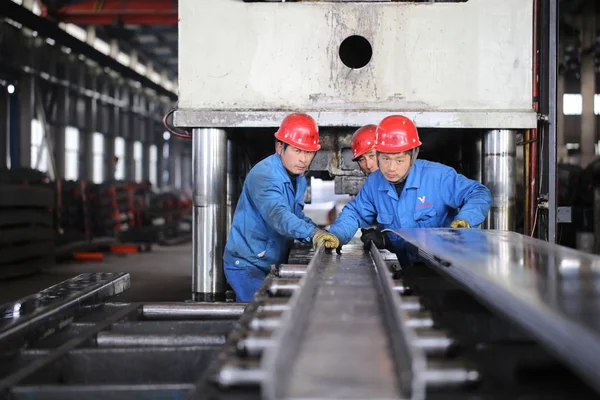 Los Trabajadores Chinos Fabrican Chasis Camiones Planta Xingye Auto Fittings —  Fotos de Stock