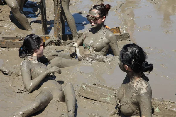 泥だらけになった若い中国人モデルたちは 2014年7月22日 浙江省舟山市の秀山島の干潟で泥の中で楽しい時間を過ごしています — ストック写真