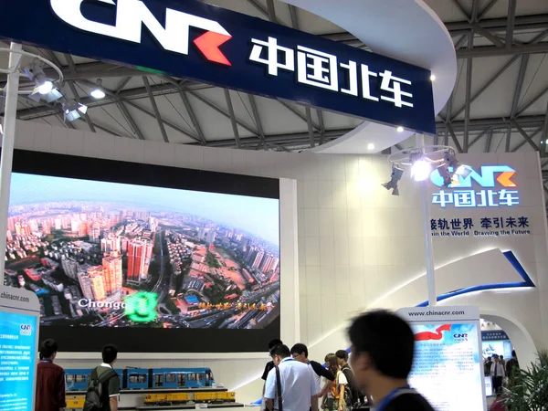 Fil Människor Besöker Monter Cnr Kina Northern Lokomotiv Och Rullande — Stockfoto