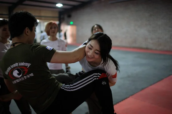Female Trainee Practices Fighting Skills Male Fellow Bodyguard Training Program — Stock Photo, Image
