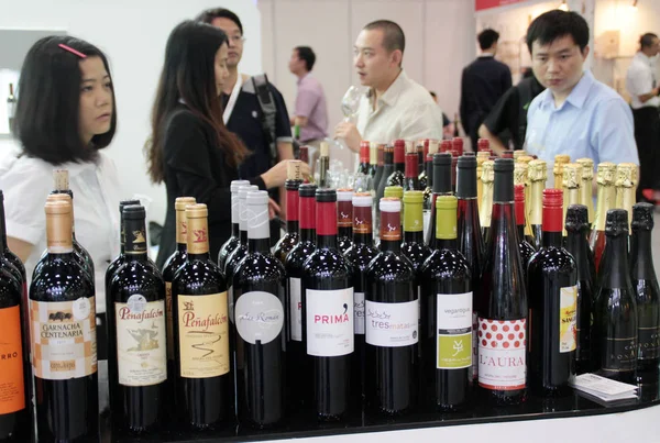 Chinese Bezoekers Kijken Naar Flessen Wijn Tijdens Topwine China 2014 — Stockfoto