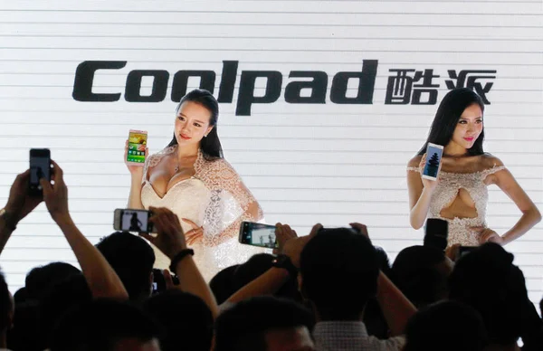 Modelle Zeigen Coolpad Smartphones Während Der 2014 Tianyi Mobile Fair — Stockfoto