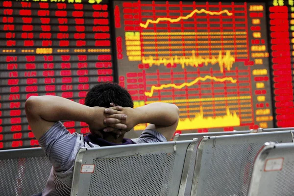 Chiński Inwestor Patrzy Ceny Akcji Czerwone Wzrost Cen Domu Maklerskim — Zdjęcie stockowe