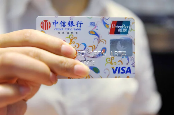 Een Lokale Inwoner Toont Haar Creditcard Van China Citic Bank — Stockfoto