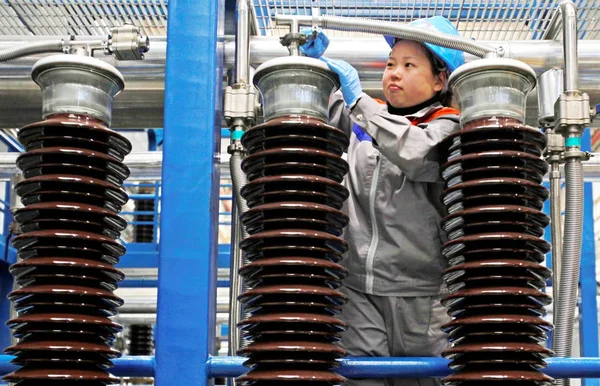 Female Chinese Worker Assembles Transformer Plant Alstom Wuhan City Central — Stock Photo, Image
