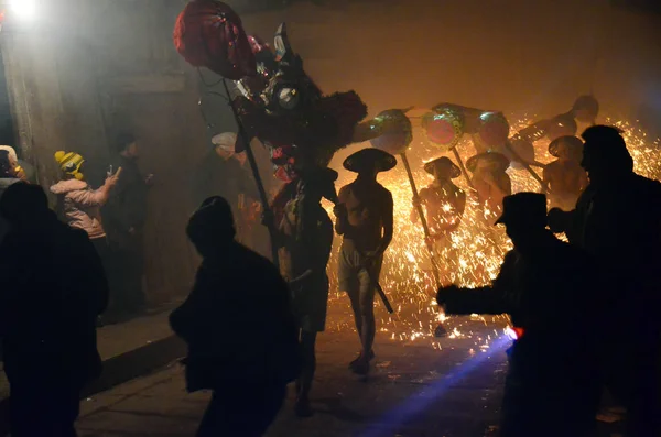Animadores Chinos Realizan Una Danza Dragón Fuego Chispas Fuegos Artificiales —  Fotos de Stock