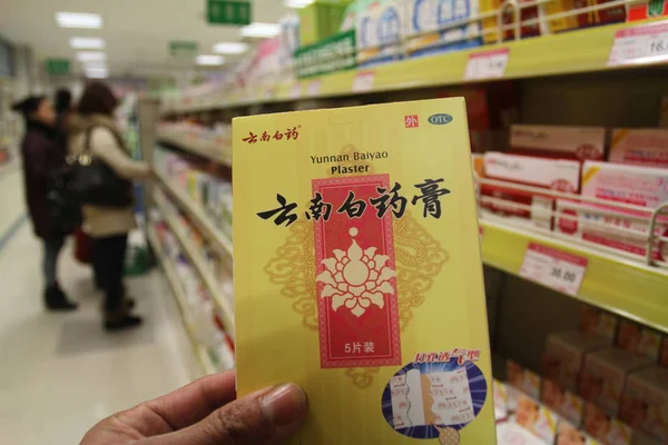 Cliente Acquista Intonaco Yunnan Baiyao Una Farmacia Nella Città Xuchang — Foto Stock