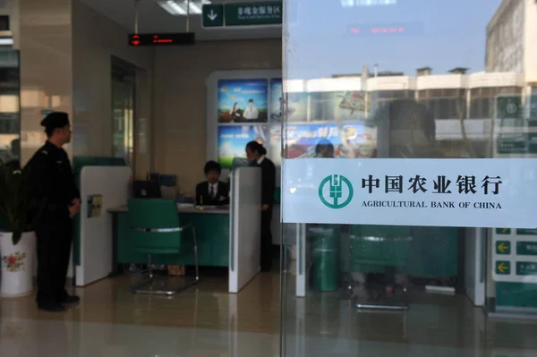 Empleados Chinos Trabajan Una Sucursal Del Banco Agrícola China Abc —  Fotos de Stock