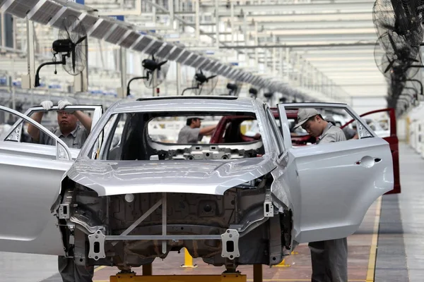 Trabajadores Chinos Montan Automóviles Línea Montaje Planta Automóviles Hawtai Motor —  Fotos de Stock