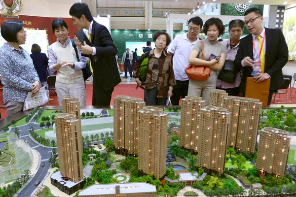 Kínai Homebuyers Megtekintéséhez Lakhatási Modellek Lakossági Projekt Egy Ingatlan Vásáron — Stock Fotó