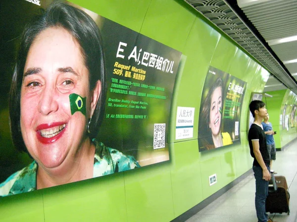 Des Passagers Attendent Devant Des Affiches Pro Brésil Faisant Promotion — Photo